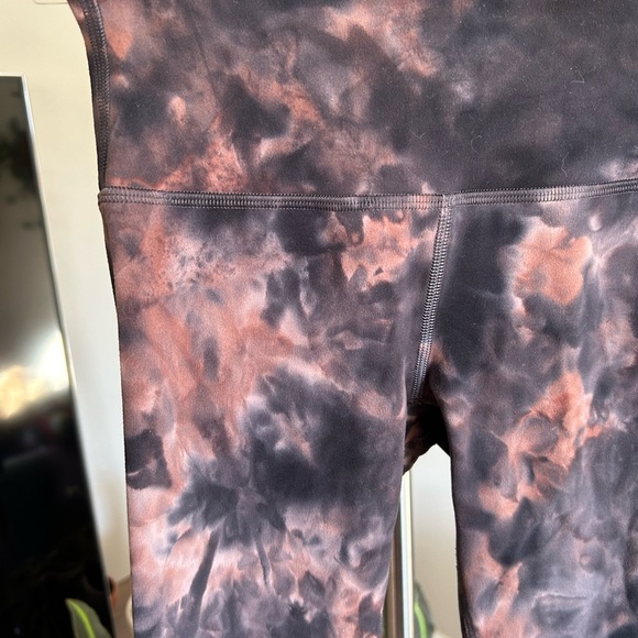 NWOT Lululemon align diamond dye 25” in graphite pastel pink in size 2 - Picture 7 of 8